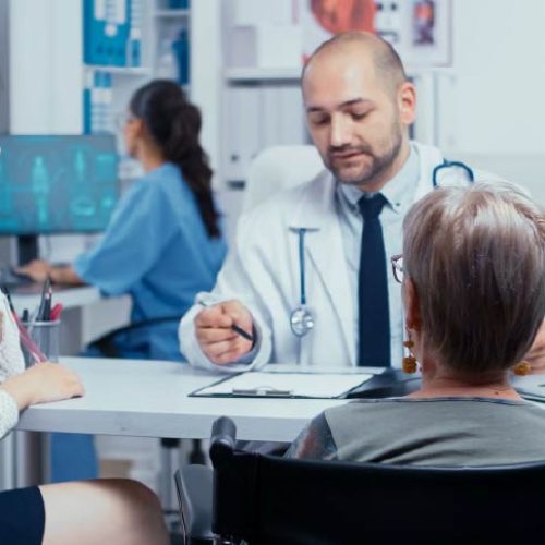 cita-medica-anual-enfoque-selectivo-discapacidad-discapacitada-tratamiento-para-personas-mayores